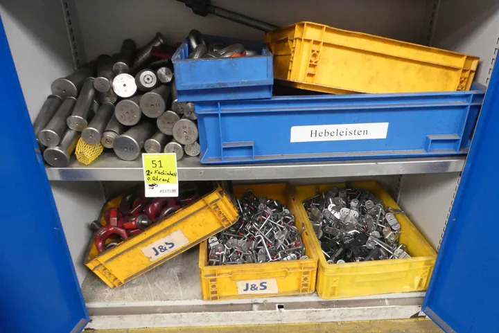 Konvolut Hebetechnik/Zubehör Umfang: 2x Fachinhalt, ohne Schrank